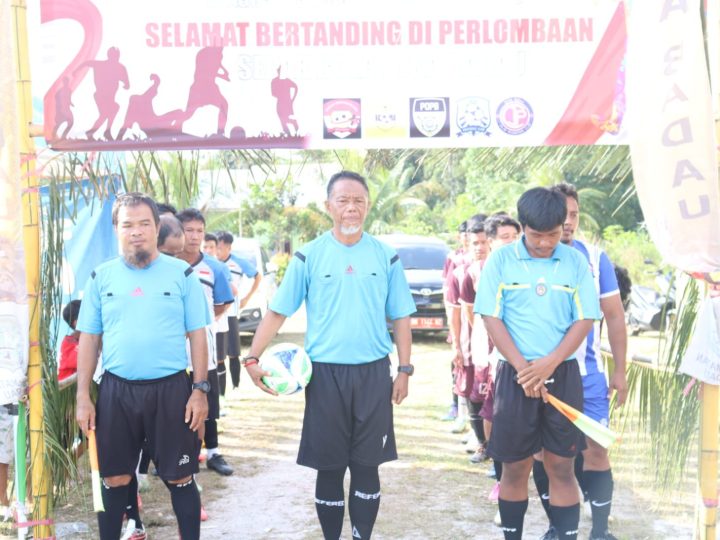 PERTANDINGAN SEPAK BOLA MENJADI PEMBUKA DALAM RANGKA MEMPERINGATI HUT RI KE-80 TAHUN 2025 TINGKAT DESA BADAU KECAMATAN BADAU