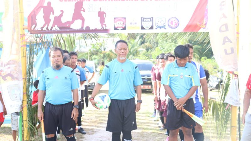PERTANDINGAN SEPAK BOLA MENJADI PEMBUKA DALAM RANGKA MEMPERINGATI HUT RI KE-80 TAHUN 2025 TINGKAT DESA BADAU KECAMATAN BADAU