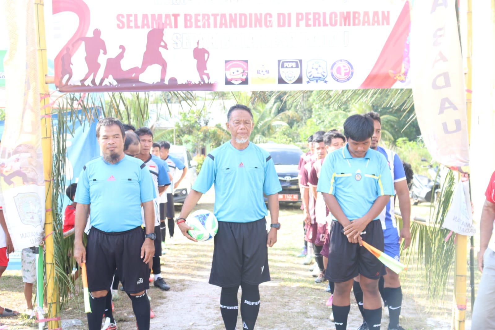 PERTANDINGAN SEPAK BOLA MENJADI PEMBUKA DALAM RANGKA MEMPERINGATI HUT RI KE-80 TAHUN 2025 TINGKAT DESA BADAU KECAMATAN BADAU